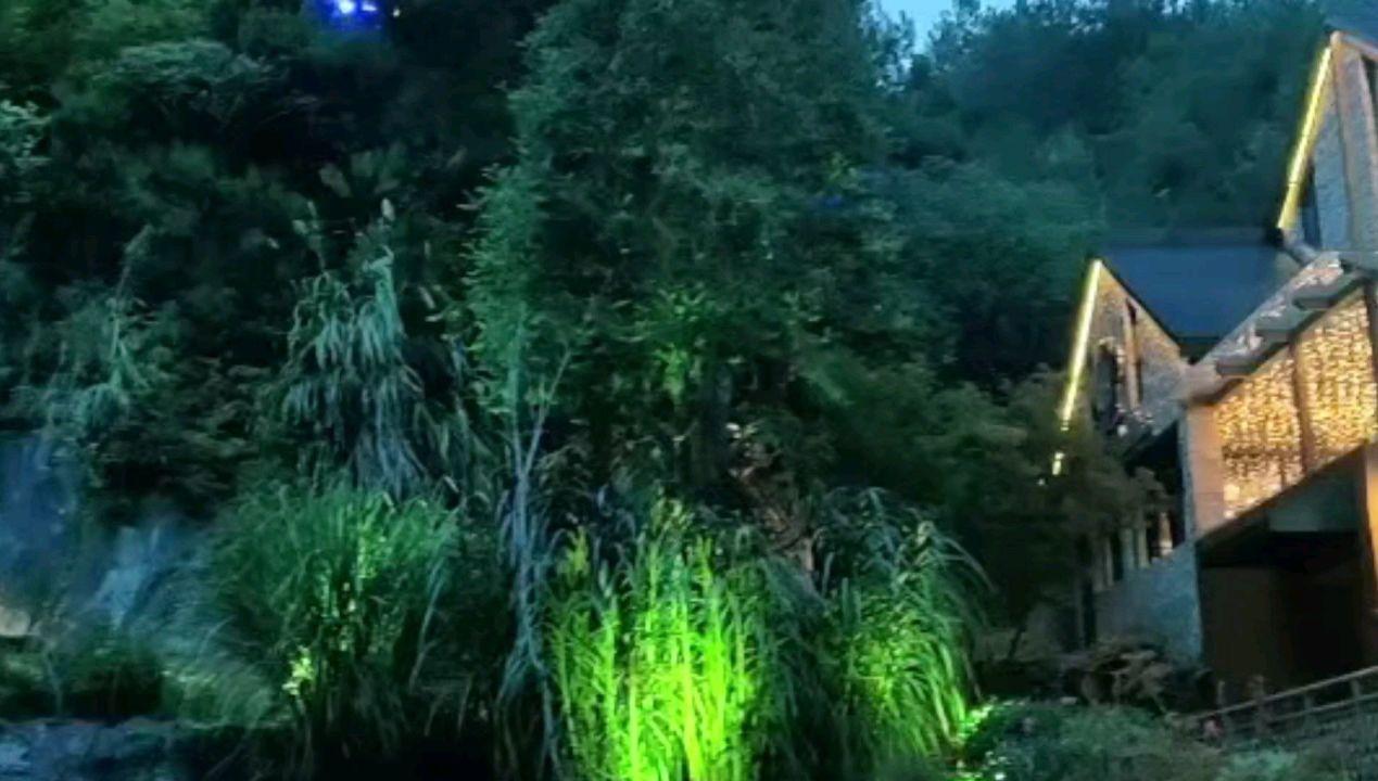 逃离原木色房屋